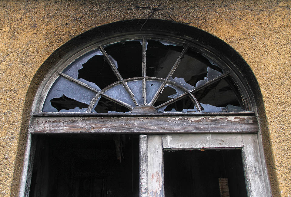 Romantická okna s loukotěmi mají k funkcionalizmu o rok starší Müllerovy vily o dvě vozové délky dál než k romantizmu Wolfovy vily ze začátku 20. století.