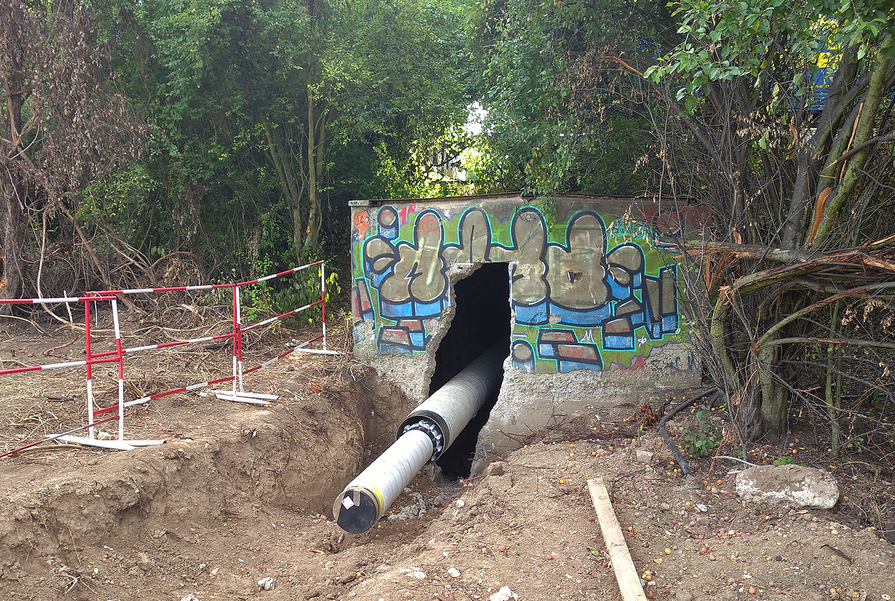 Na východní straně zasahuje technická šachta propustku téměř dva metry nad zem a poskytuje tak prostor zoufalým sprejerům.
