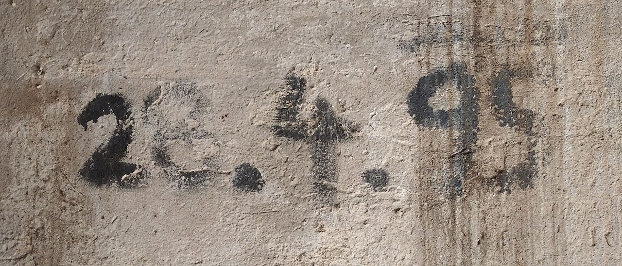 Neuměle napsané datum 28. 4. 1995 prozrazuje zřejmě dobu, ve které byl propustek vybudován.