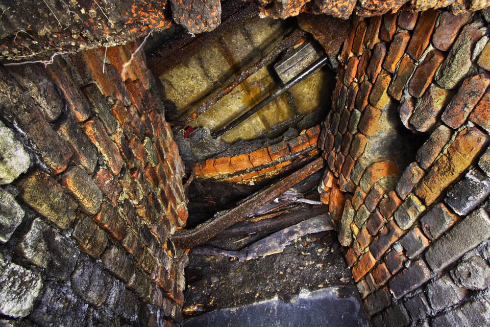 Původní vstupní prostor, snad schodiště nebo šachta je natolik úzký, že vyvrací doměnku podchodu pro pěší. Účel stavby byl spíše technický.