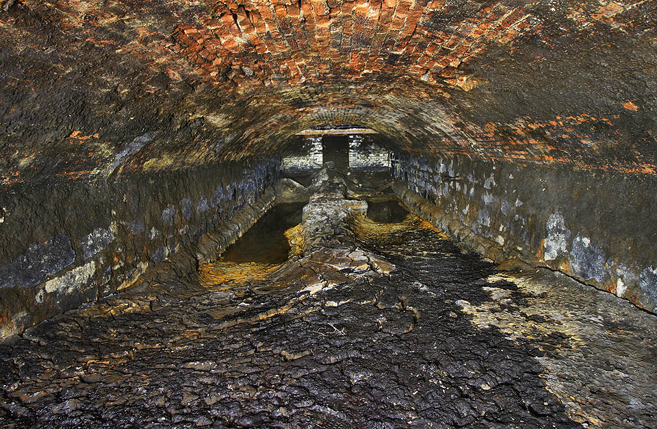 Pohled zpět ke vstupnímu otvoru na východní straně. Pokud by stavba měla původně sloužit jako tunel, pravděpodobně by nebyla široká chodba přístupná jen úzkými dveřmi.