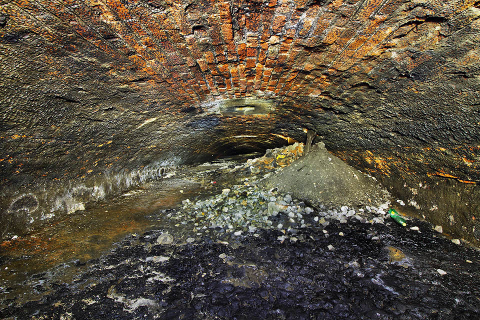 Do chodby ústí řada úzkých šachtic s kamenným ostěním. Jejich poloha uprostřed stropu opět napovídá, že chodba sloužila spíše technickým účelům než vedení pěší cesty. Na zauhlování nebo vykládání popela z lokomotiv jsou však otvory příliš úzké.