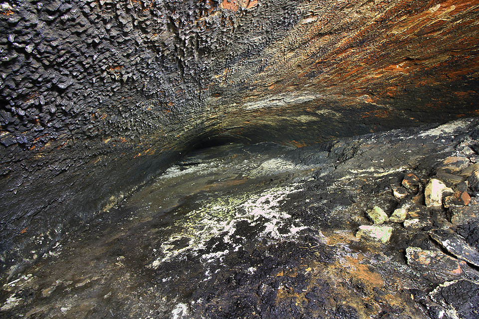 Proporce chodby jsou dostatečné pro podchod i podjezd, stejně jako mohly být dány maximálním průtokem potoka odvádějícího vody z plochy mezi horním a dolním nádražím. Většina objemu chodby je však dnes zanesena bahnem - buď naplaveným vodou při povodni nebo odpadem, pro který byla chodba záměrně použita.