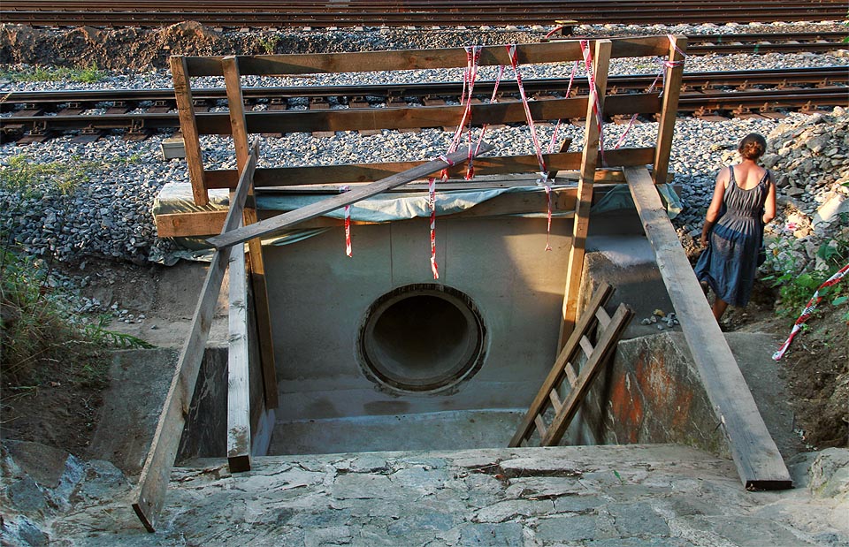 A je to. Nacházíme zadní vchod a ocitáme se v království za nádražím. A pohádková podzemní víla je tu taky!