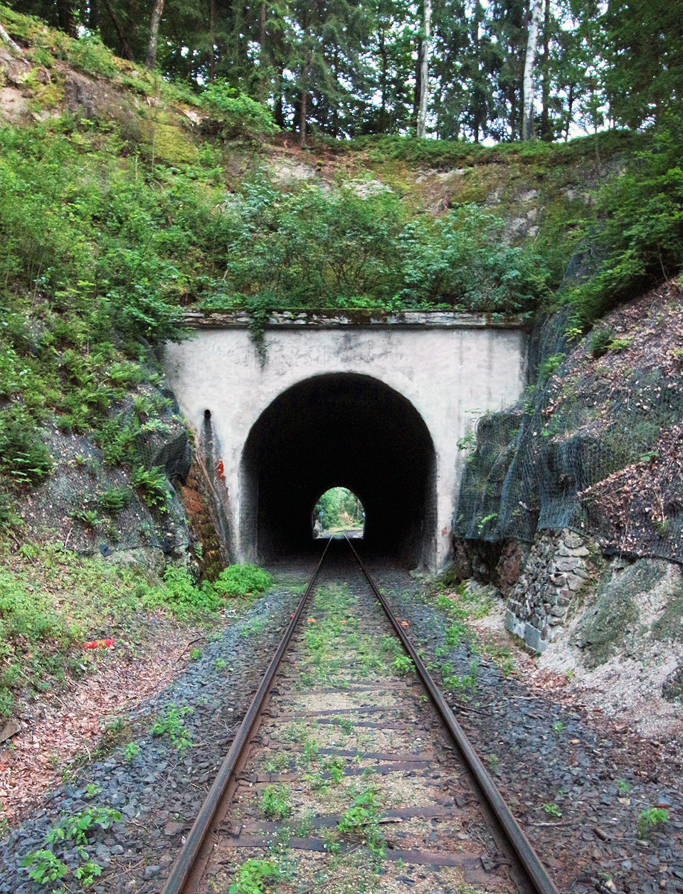 Severní portál už tolik štěstí neměl a při rekonstrukci byl zalit do betonu.