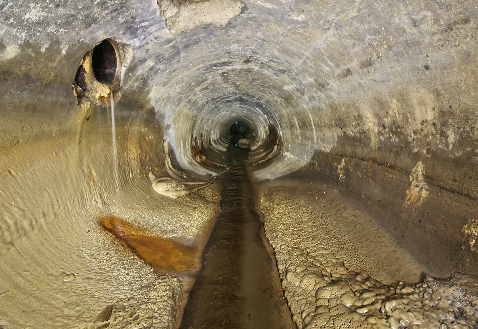 Na několika místech ústí do tunelu Ivanovického potoka drenážní trubky. Zde se vlévá do potoka pramínek s vápenatou vodou, která se po dopadu rozstřikuje na malé kapky. Ty po odpaření zanechávají na všem pod sebou zajímavý sintrový povlak.