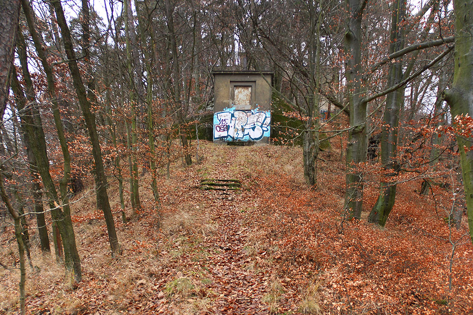 Příchod k osamělému vodojemu je po kamenném schodišti po skalkách. Cesta však byla již před léty zrušena a její dolní konec odtěžen, takže je místo dokonale nepřístupné.