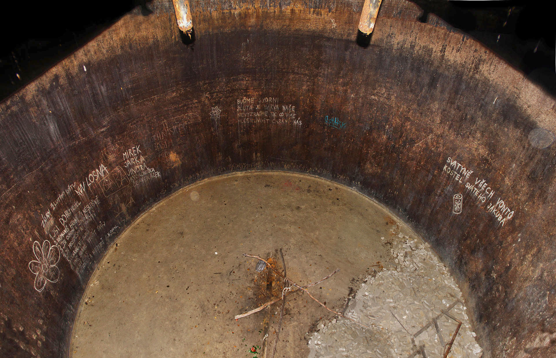 Panoramatický pohled shora na dno nádrže vodojemu. Uprostřed je sací koš, vpravo hromada usazeného a vyschlého kalu, který parta vontů kdysi odstranila z podlahy vodojemu.