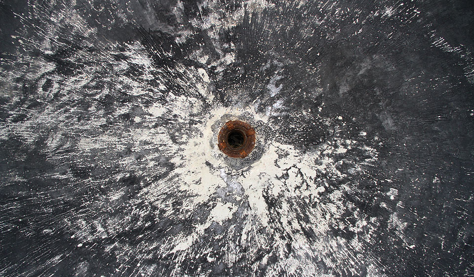 Pohled na strakatou klenbu stropu se skutečně může v určitých ohledech podobat pohledu do kupole barokního chrámu. Z roury vedoucí na povrch nakonec možná zazní i slovo boží…