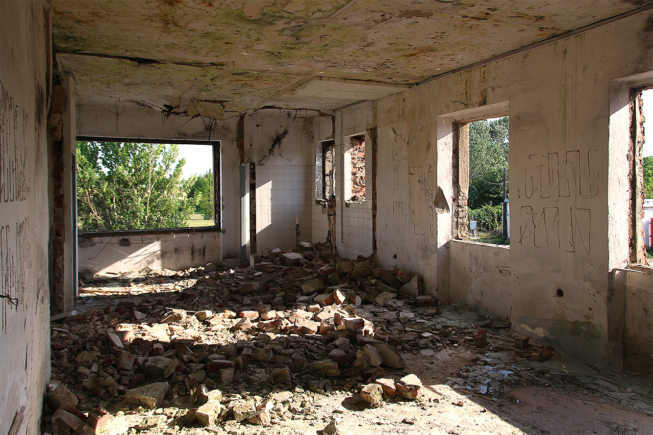 Kancelářský trakt ve vší své strohosti při čekání na demolici. Tady se o žádném architektonickém stylu mluvit neodvažujeme. Kancelářský trakt ve vší své strohosti při čekání na demolici. Tady se o žádném architektonickém stylu mluvit neodvažujeme.