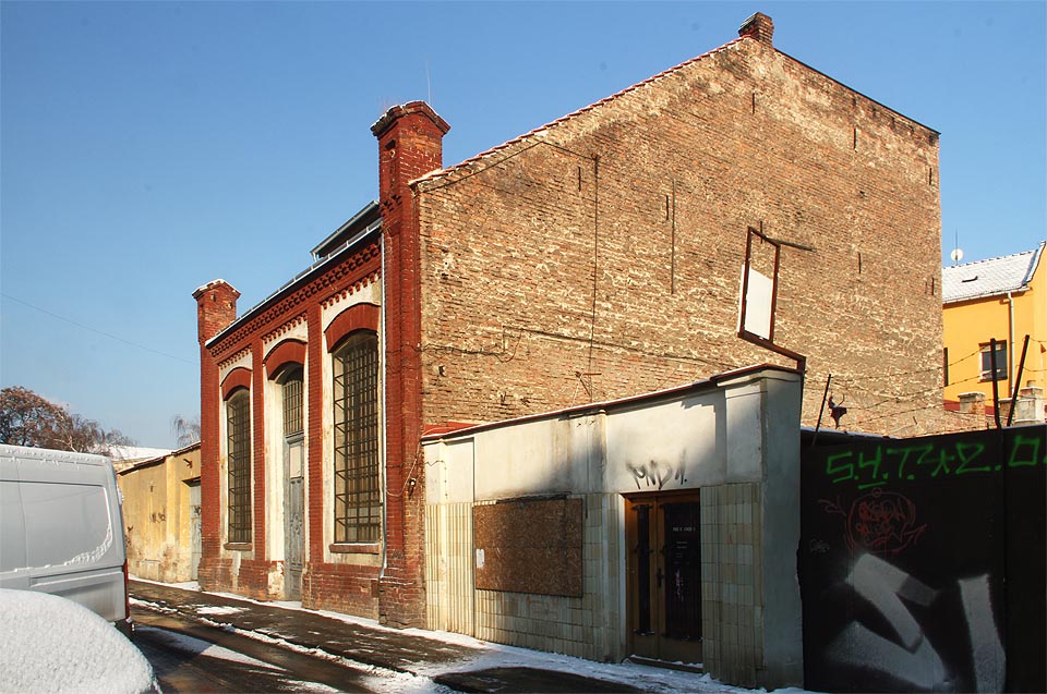 První brněnská elektrárna při pohledu od jihu. Kdysi velkolepá ulice se proměnila ve stísněný prostor ucpaný odpadky a auty.