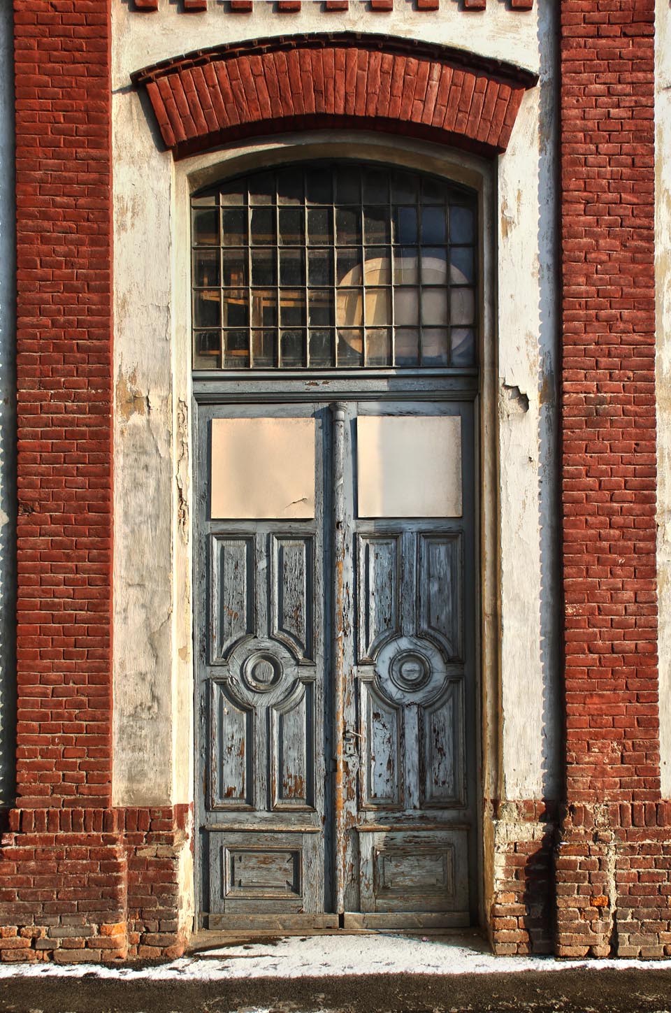 Ozdobné dveře do elektrárny možná pamatují dobu, kdy se v Brně ještě svítilo pouze svíčkami a plynem.