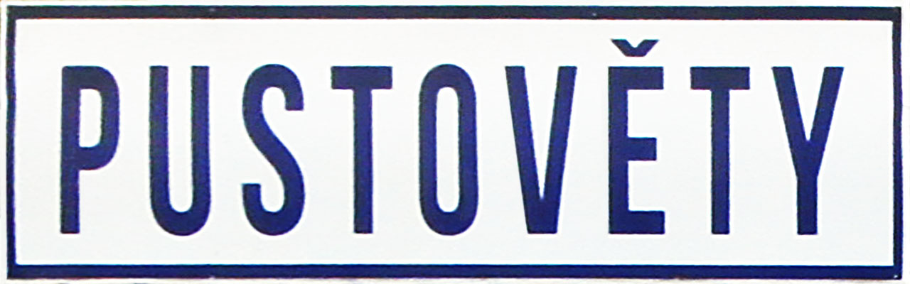 Ani v roce 2023 neutrpěla ještě zastávka v Pustovětech nevzhlednou modro-bílou tabuli. Tady zůstali při starém inverzním schématu - tmavěmodře na bílém.