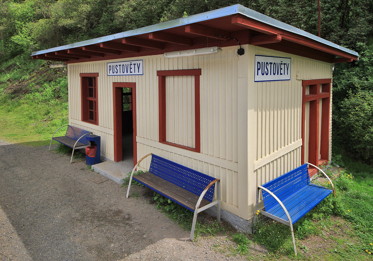Pěkná starobylá čekárna na zastávce v Pustovětech připomíná tvarem i barvou zašlé časy plováren, hausbótů, rozmarných let a Saturnina.