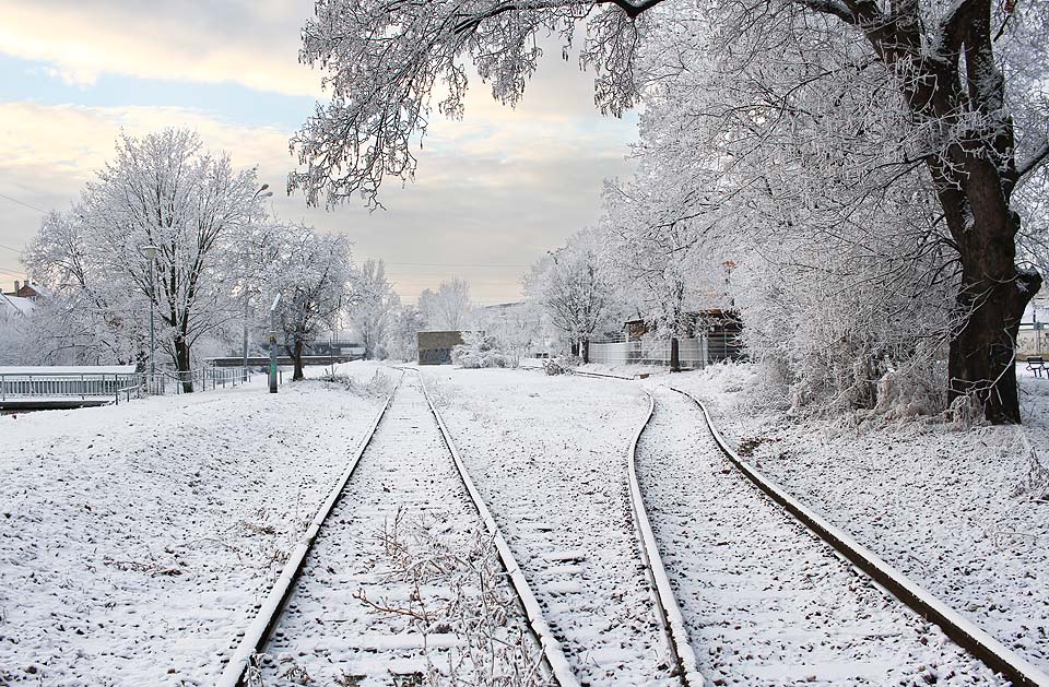 Zasněžený pohled na prostor zrušeného nákladiště Radlas od severu. Levá kolej patří Svitavské pobřežní dráze, pravá vlečce do teplárny.