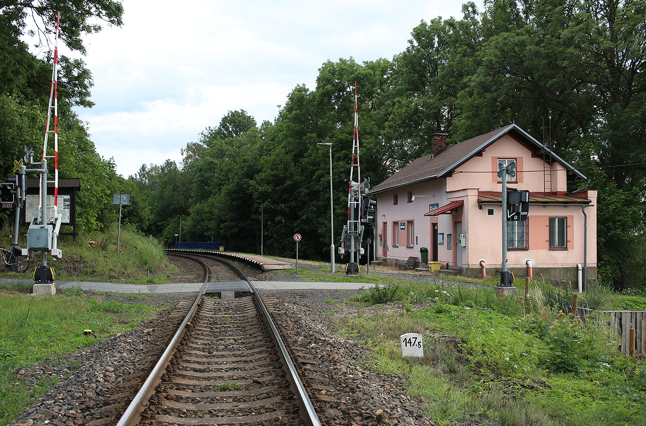 Pohled od Jeřmanic s přjezdem přes silnici Jeřmanice–Rádlo.