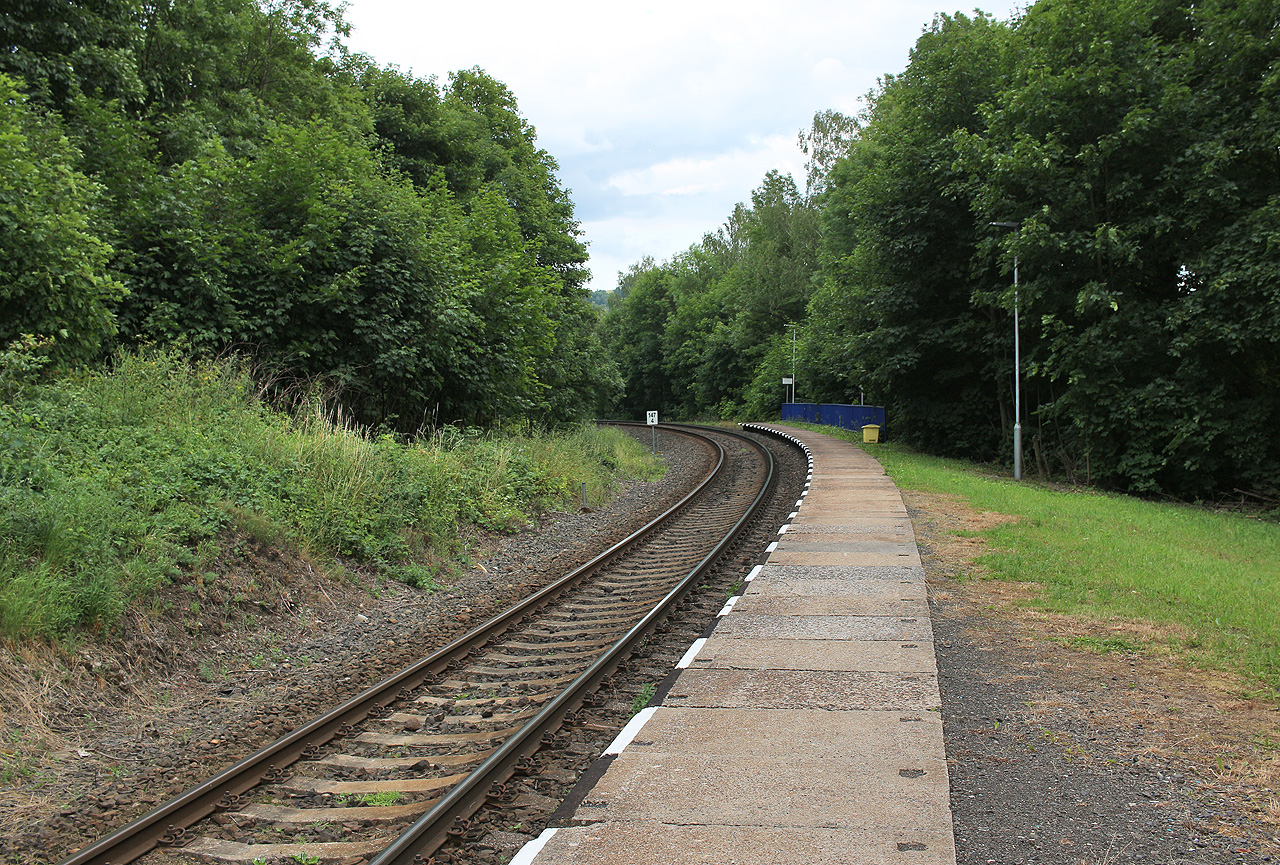 V oblouku umístěnému nástupišti neschází ani modré zábradlí, tolik typické pro železniční stavby z přelomu 20. a 21. století.