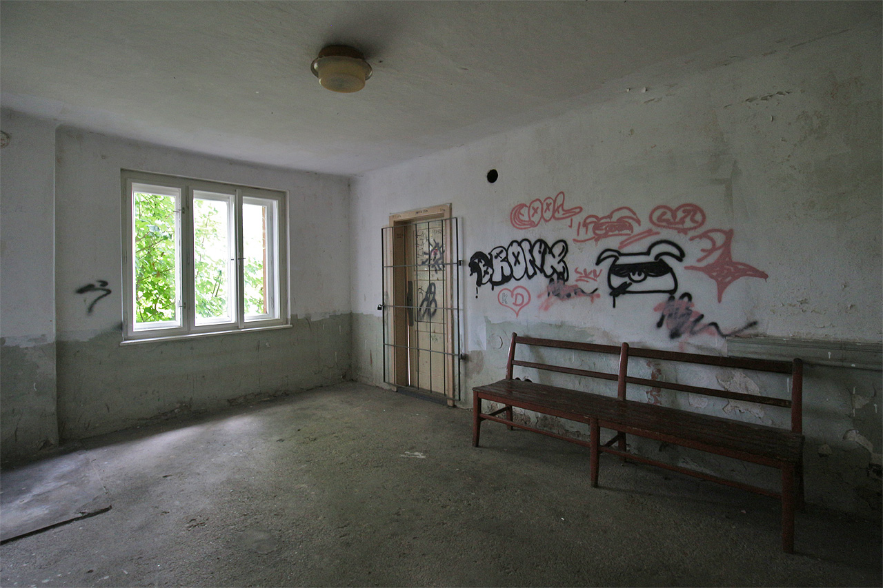 Nepovedené malůvky na stěnách čekárny lze zachytit objektivem. Čpící zápach moči ale může ucítit jen ten, kdo navštíví Rádlo osobně.