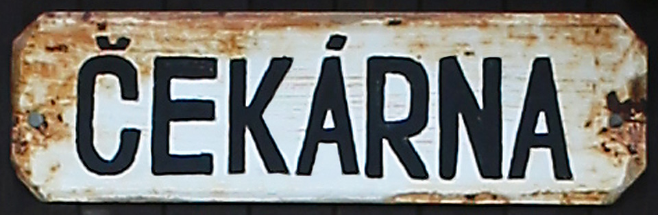 Čekárna otevřená 24 h denně je přesto standardem, který by Mohlo Rádlu závidět nejedno venkovské nádražíčko.