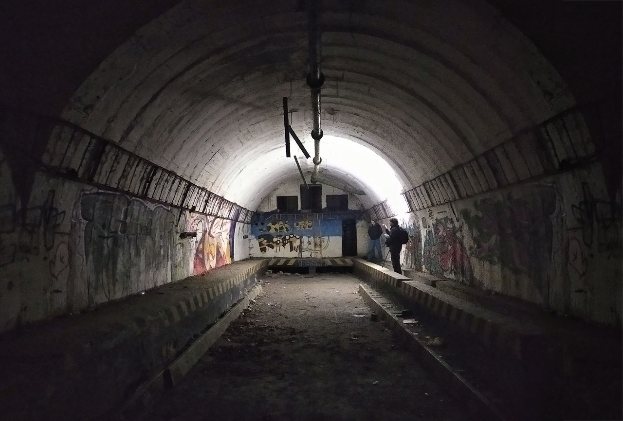 Do vybetonovaných tunelů se vešlo několik nákladních aut připravených v případě potřeby rychle vyjet na stanoviště.