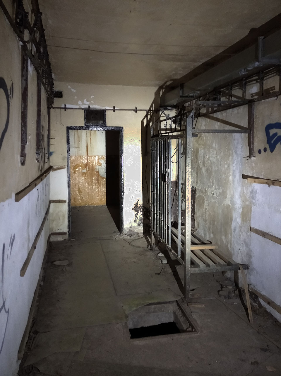 Podzemní telefonní ústředna nebo rozvodna elektroinstalace.