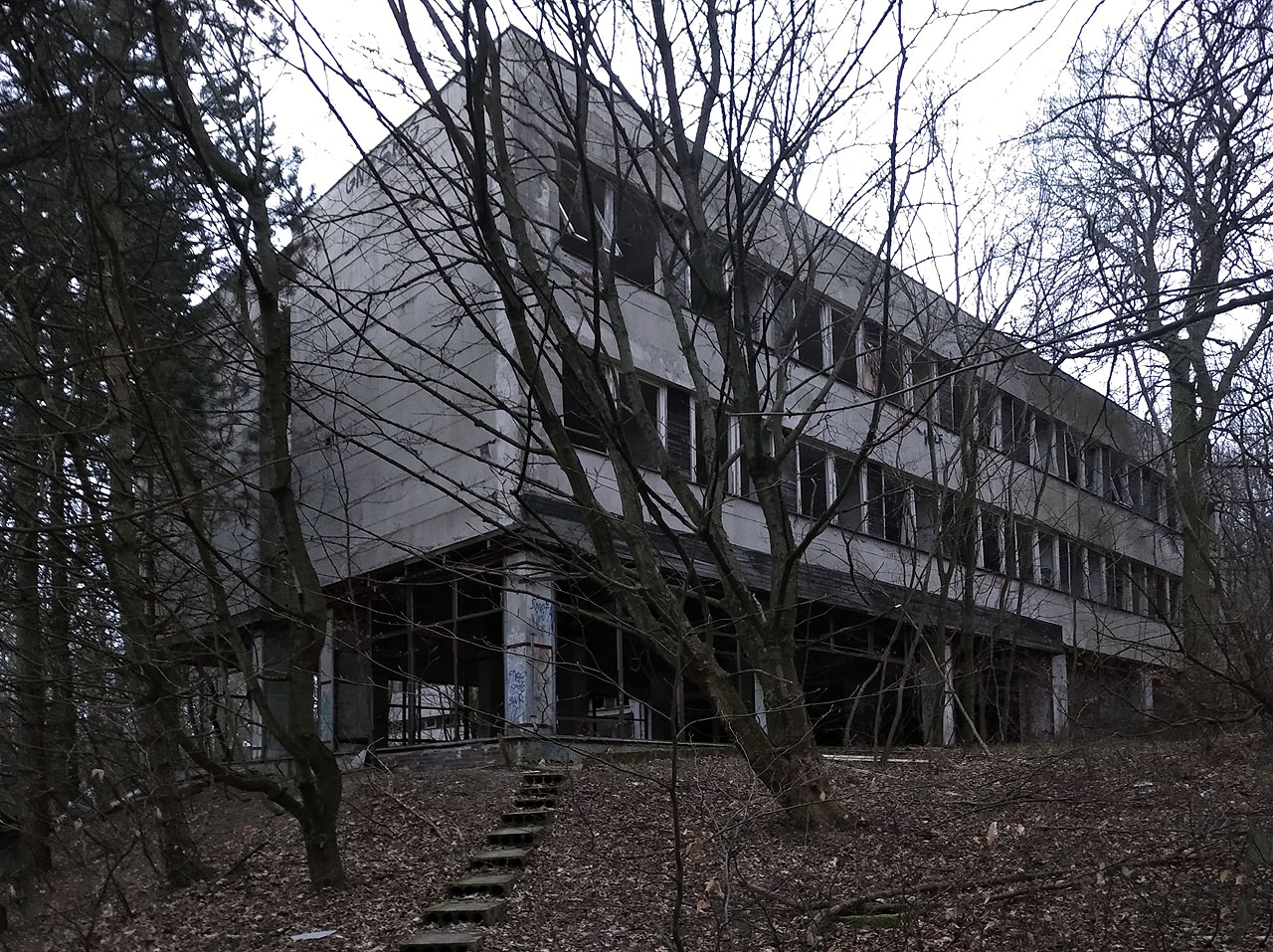 Ubikace za vjezdem do areálu působí hrůzostrašně i ve slunném dni. Natož za soumraku.