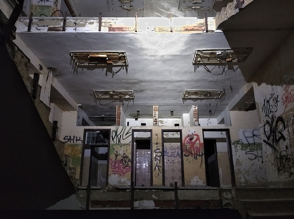 Z kovových součástí vybavení už zbyly jen ty pevně zazděné a zabetonované.