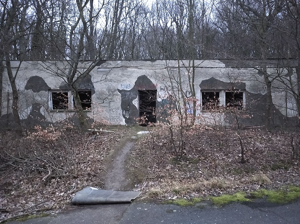 V areálu se nachází množství provozních budov, jejichž účel bude dnes již poměrně obtížné zjistit.