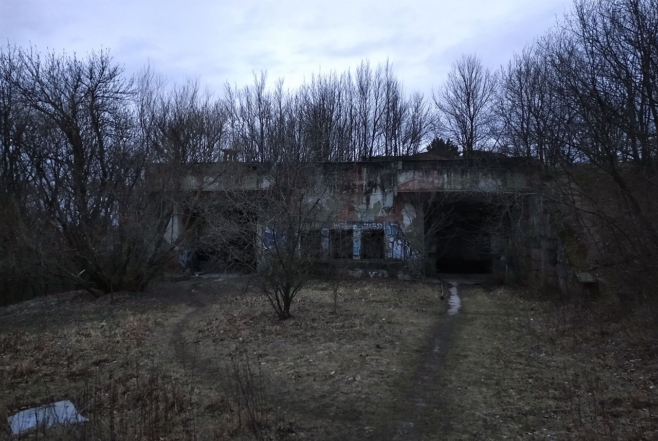 Částečně podzemní skladiště mohla ukrývat třeba aparaturu radiotechnické baterie. A nebo posloužit jako sklad samotných protiletadlových raket.