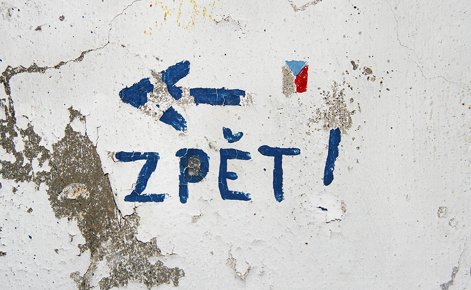 Jako by někomu vadila naše přítomnost v opuštěných betonových místnostech. Posílá nás zpět. A nebo zpět do minulosti?