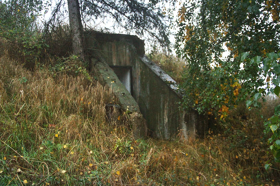 Vstup do úkrytu před účinky zbraní hromadného ničení pro obsluhu odpalovacích zařízení na jednom z nejvyšších bodů areálu.