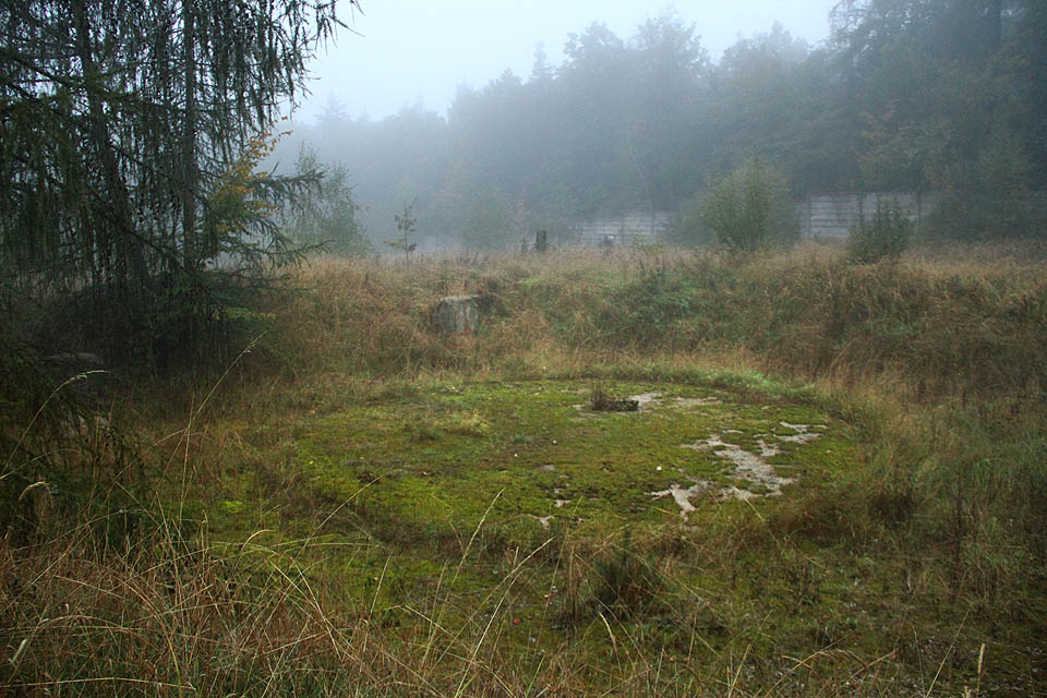 Jedno ze čtyř palebných postavení pro raketovou odpalovací rampu - ta byla sice mobilní, nicméně v praxi zůstávala na místě trvale.