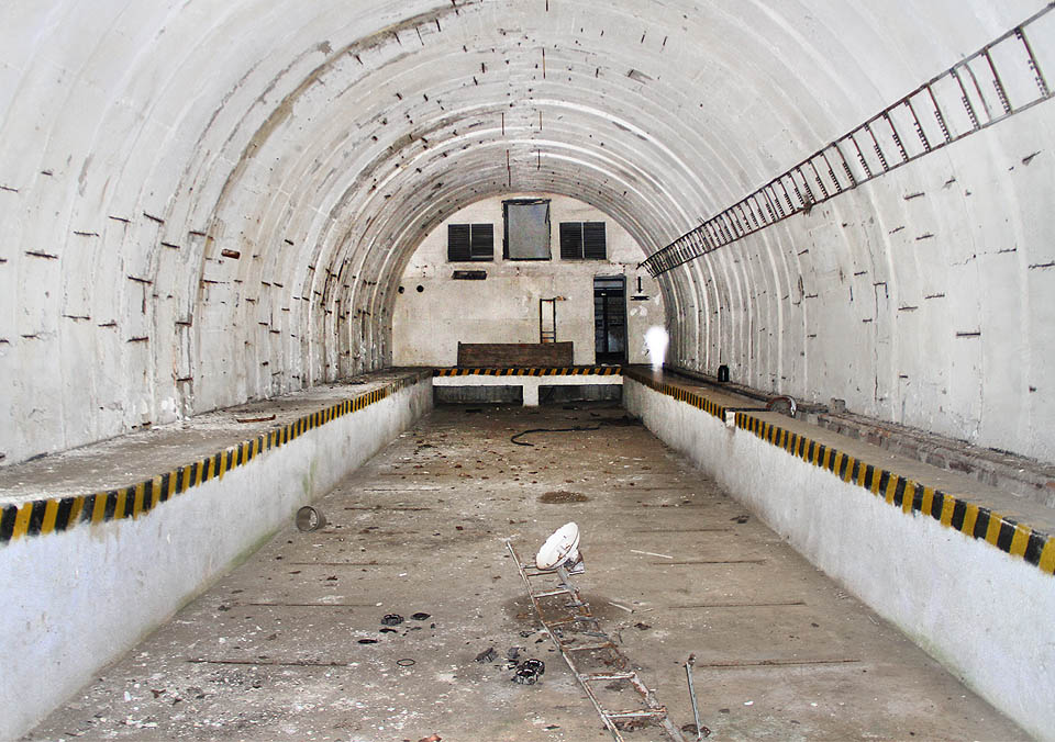 Ve dvou podzemních tunelech byla umístěna aparatura radiotechnické baterie. Dnes sklady zejí prázdnotou.