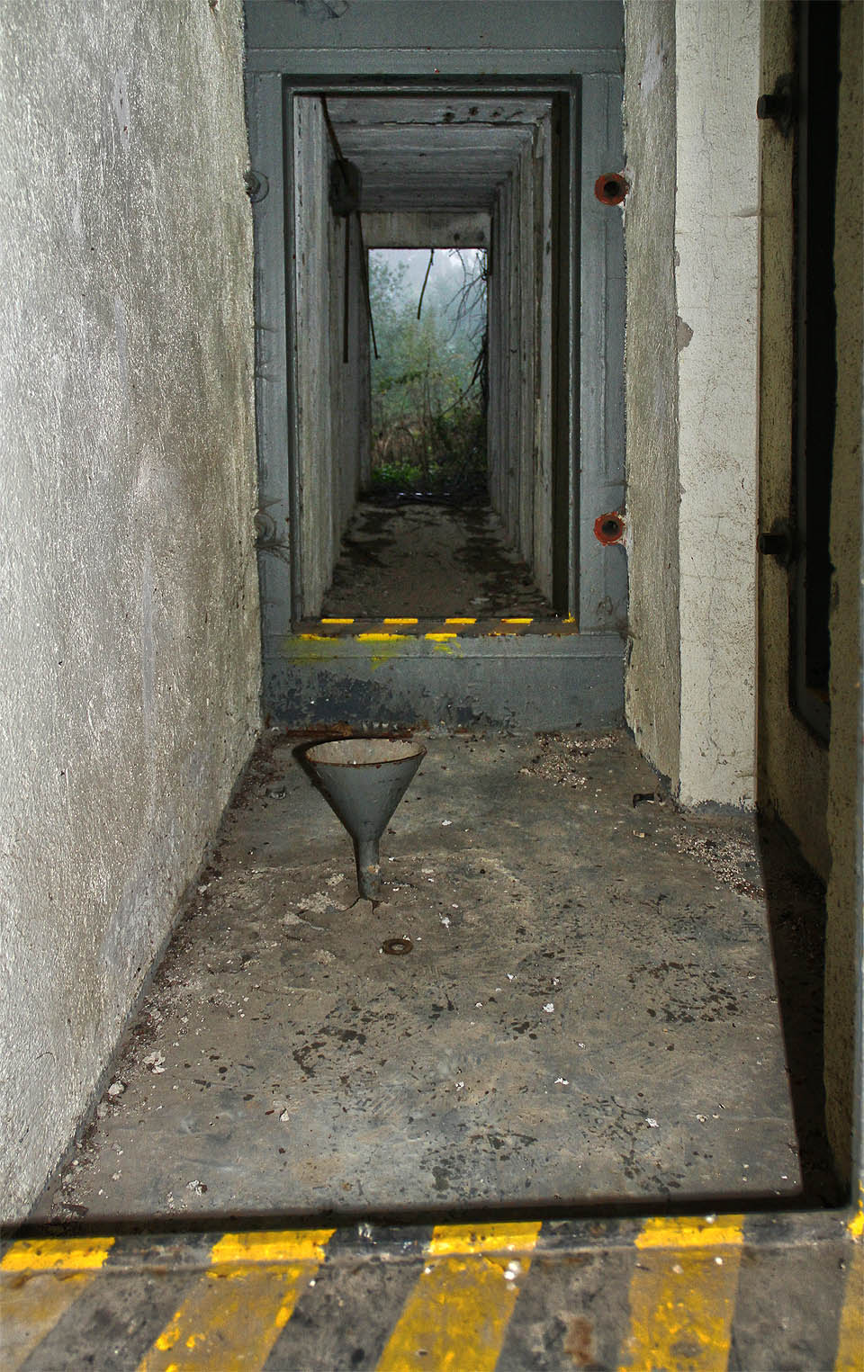 Součástí velitelského stanoviště je i zvláštní místnost s nálevkou, která mohla být do určité výšky naplněna kapalinou. Snad šlo o součást případné odmořovací procedury.