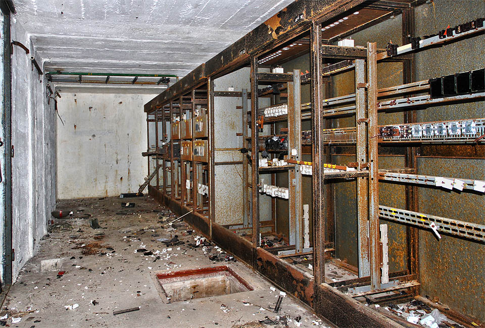 Bývalý rozvaděč na velitelství, ohlodaný na svoji ocelovou kost.