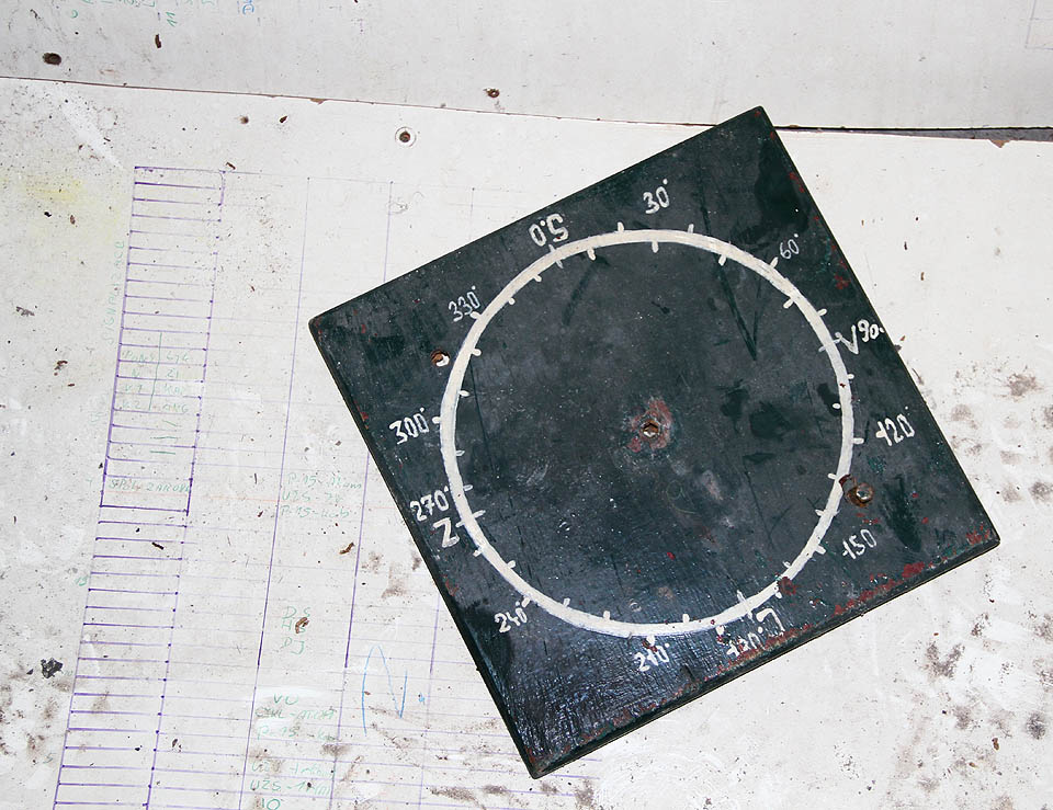 Součástí velitelského stanoviště byla místnost s planšetami pro zakreslování pozice nepřátelských letadel. Směrová růžice na snímku sloužila vidovému pozorovateli k určení azimutu cíle.