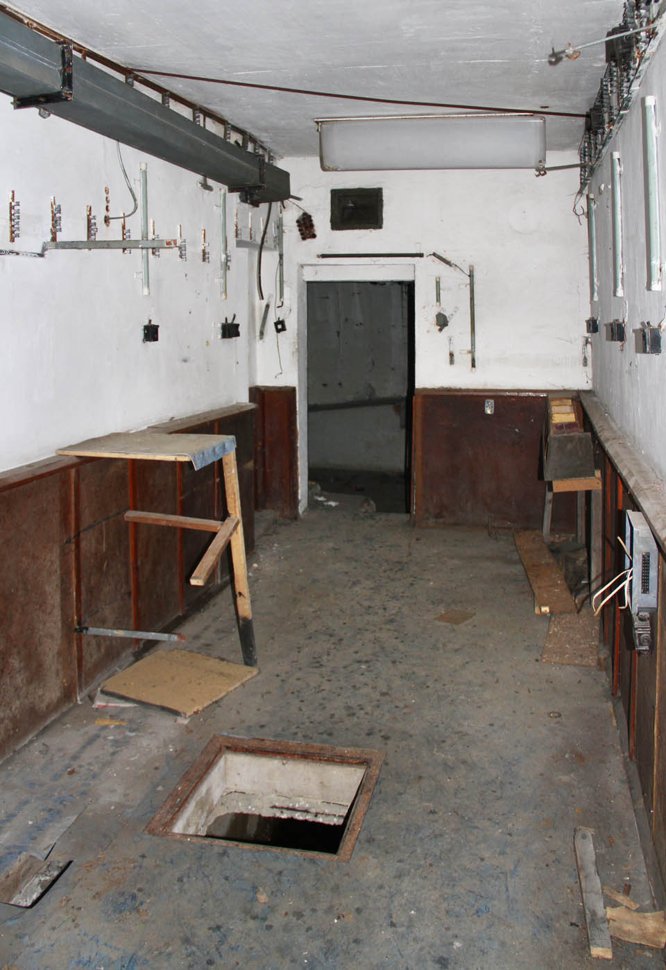 Úkrytových místností je tu celá řada. O podobném luxusu, který skýtá ochranu před mlhou a deštěm, jsme na mnoha cestách po celém světě jen marně snili.