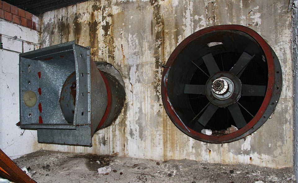 Mohutné ventilátory nad sálem pro příslušenství naváděcího radaru možná někomu připomenou scénu z počítačové hry Star Wars z roku 1998. Nebo aspoň z o 5 let mladšího filmu Revizoři.