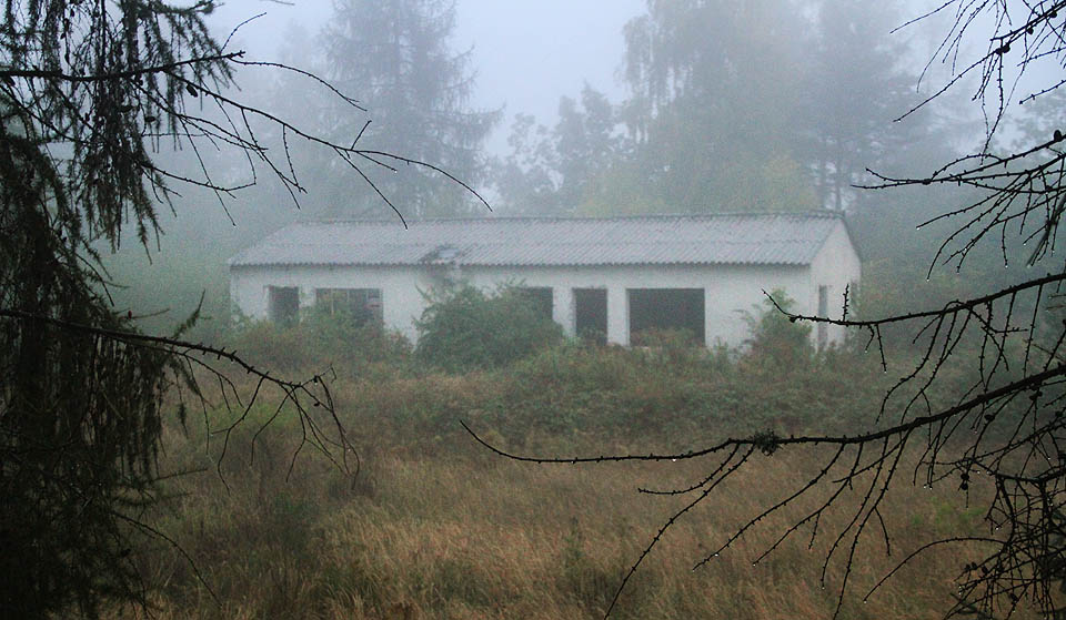 První pohledy přes zeď odhalují tajemně vyhlížející budovy. Později zjištujeme, že jde o klamné objekty jako případné falešné cíle leteckého útoku.