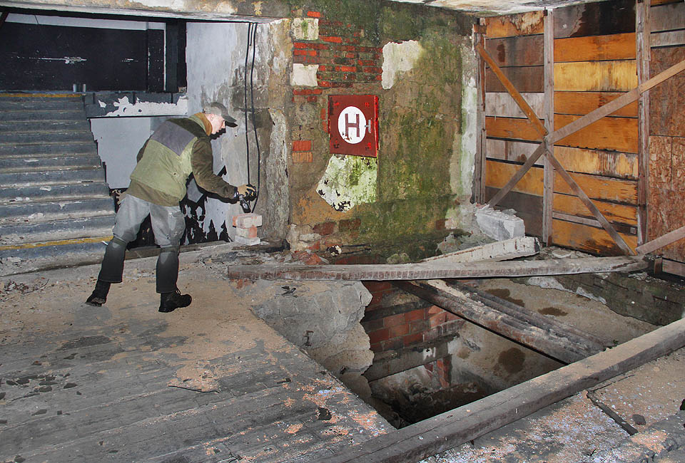 Kolega pátrač se však rychle vzpamatoval a z krvavé lázně vyrazil na průzkum ubytovací budovy u příjezdové cesty. Opatrnosti tu není nazbyt, některé stropy se totiž již poroučely do podzemí.