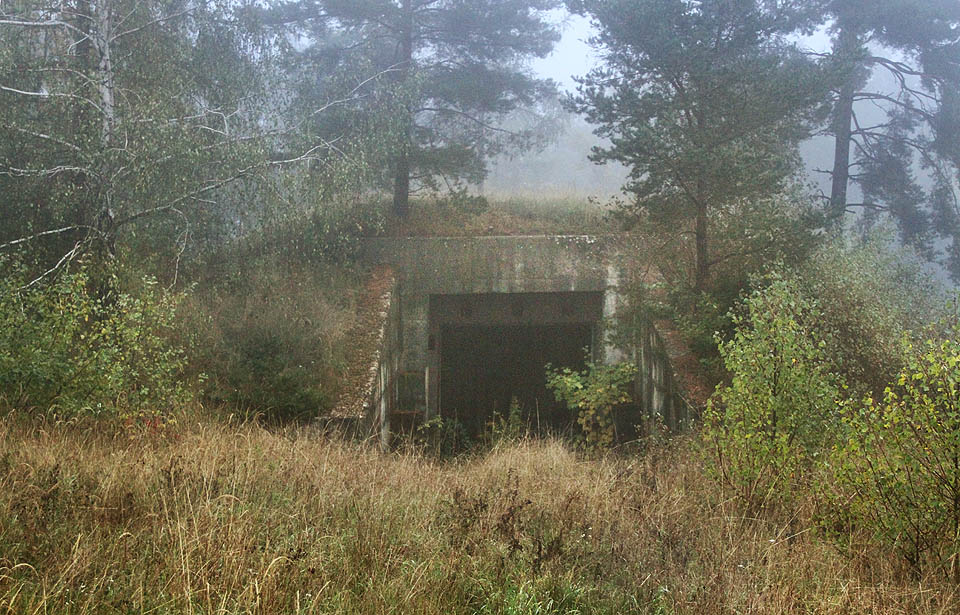 V areálu je celá řada podzemních krytů. Tento sloužil pravděpodobně pro pojízdnou aparaturu rádiového spojení s velitelstvím a ostatními oddíly protiletecké obrany.