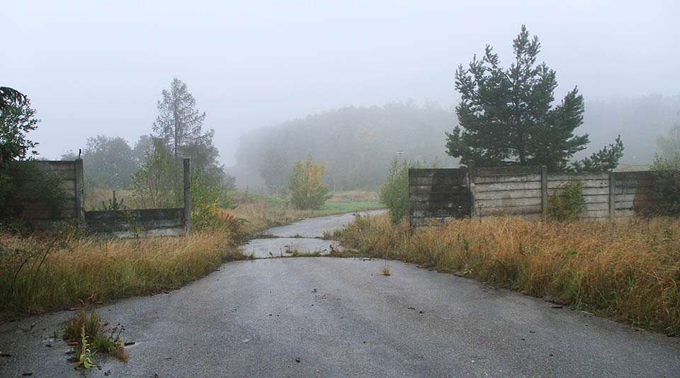 Areál je rozdělený na dvě části. Za betonovým plotem se nachází ubytovací a administrativní (nebojová) část areálu.