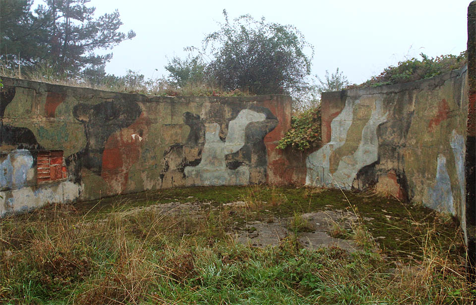 Postavení pro anténu naváděcího radaru na nejvyšším místě základny na kopci Hvízdalka. Součástí postavení je malý úkryt.