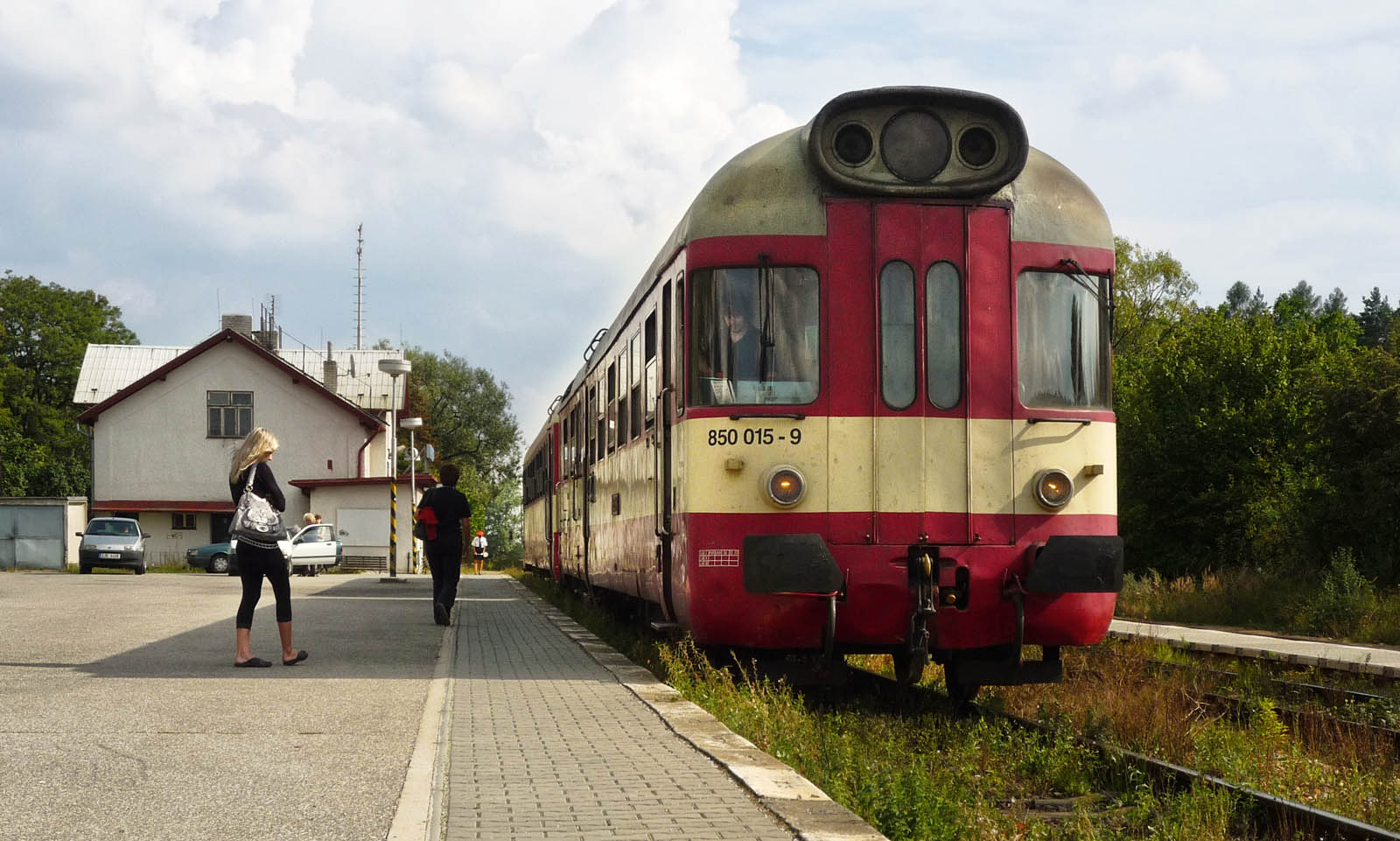 V nultých letech 21. století ještě brázdily koleje dráhy z Brna do Jihlavy naftou nasáklé jednotky řady 850. Osobní vlak 4814 čeká na vykřižování v horkém odpoledni dne 16. září 2009.