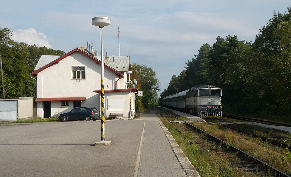 Zpožděný R668 Junák uhání 16. září 2009 na své cestě z hlavního nádraží v Brně na hlavní nádraží v Plzni.