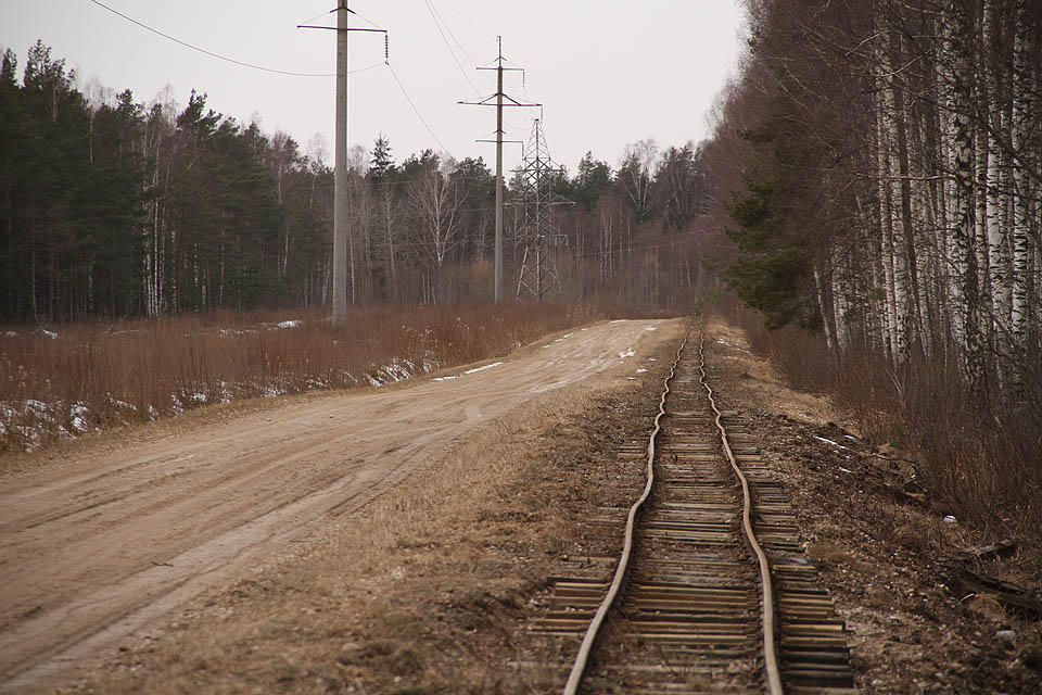 Ze závodu vede dráha na západ podél prašné lesní cesty striktně jako užitečná trasa pro dopravu materiálu. Na žádnou zbytečnou romantiku tady není místo.