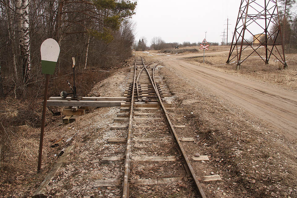 Čtvrt kilometru dlouhá odbočka ke dvojkolejnému nádraží byla zřejmě vybudována jen pro potřeby turistických vlaků; s původním provozem nemá nic společného.