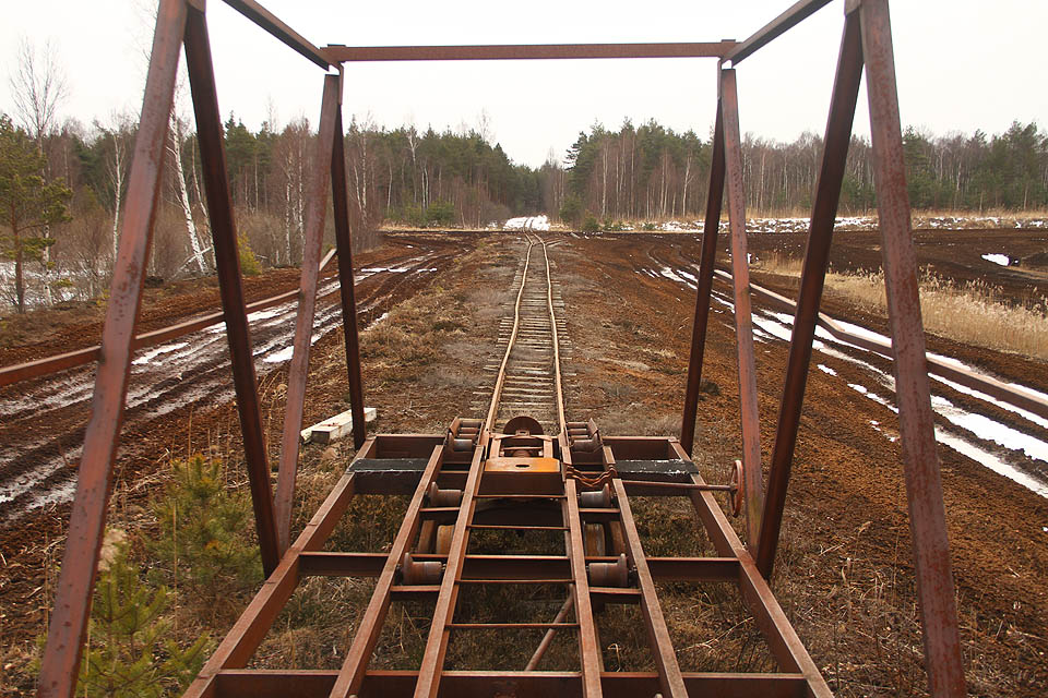 Poslední pohled z vozu na drážku vycházející z nádraží u výtopny. Za zády máme desítky čtverečních kilometrů rašelinových dolů.