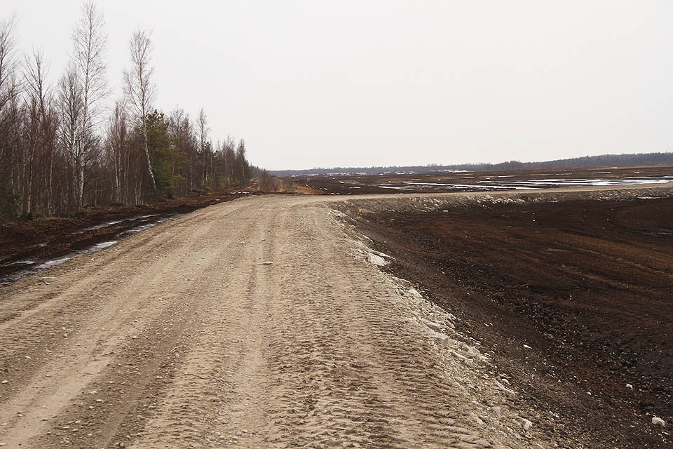 Dál k severu už se v trase zrušených tratí pne systém dobře udržovaných makadamových cest s vysokou únosností a desetkrá větší šířkou.