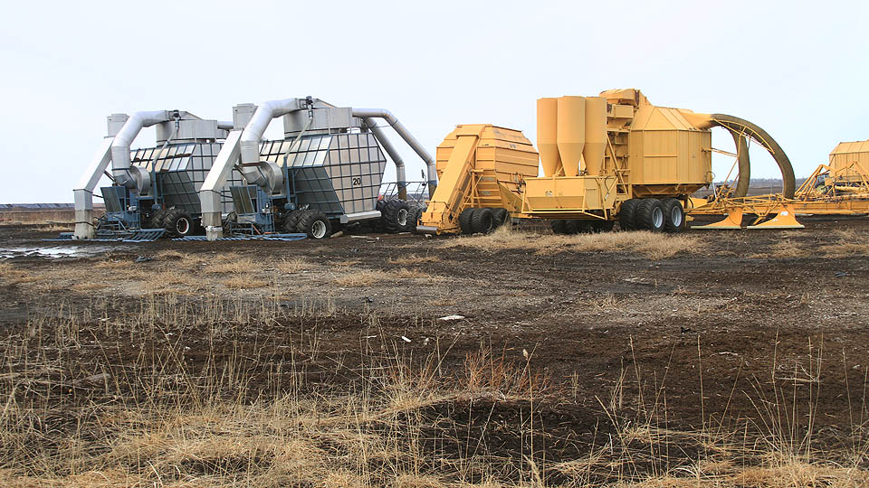 Tak vypadají moderní těžní stroje na rašelinu - materiál doslova sají ze dna povrchového dolu. Tím by se to doma vysávalo!
